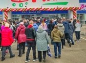 "Ни разу гипермаркета не видели?" Кадры с открытия магазина в Донецке удивили сеть