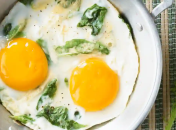 Яичница получается идеальная, еще и очень быстро