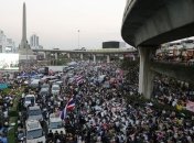 Блокировка движения и админзданий в Таиланде продолжается