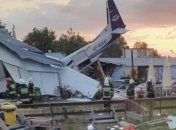 У Польщі літак упав на ангар, у якому люди ховалися від дощу (відео)