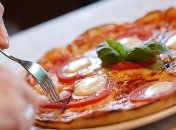 Рецепт дня: вкуснейшая пицца на сковороде 