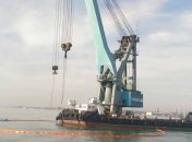 Плавкран приступил к подъему затонувшего в Затоке судна