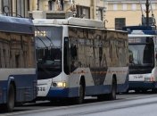 У Миколаєві хлопець вистрибнув з вікна тролейбуса (Відео)