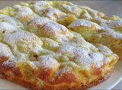 Готовится он немного дольше обычной шарлотки, а получается намного вкуснее и эффектнее