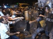 Более 40 человек пострадало во время столкновений в Ереване