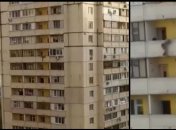 Едва не сорвалась с 12 этажа: в Киеве спасли пытавшуюся покончить с собой женщину (видео)