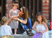 Беременная Джессика Альба отдыхает на пляже с семьей, фото