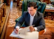 Володимир Зеленський підписує закон