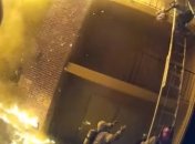 Пожарный поймал сброшенного с третьего этажа ребенка (Видео)
