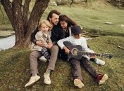 На фото - маленький Леон со своей семьей