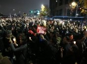 В Корее десятки тысяч протестующих требуют отставки президента