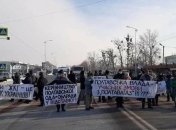 Тарифные протесты продолжаются: активисты перекрыли трассу Киев-Харьков (фото)