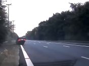 Водитель-лихач умудрился перевернуться на идеально ровной трассе (Видео)