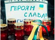Граждане РФ принесли цветы к посольству Украины в Москве