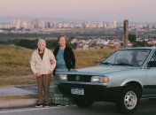 Пожилые люди возле машины