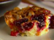 Персиковый пирог с ягодами