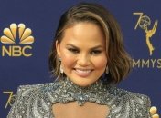 Американская телеведущая Крисси Тейген врезалась в зонтик (Видео)