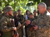 Наєв нагороджує українських воїнів
