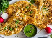 Такие стейки можно приготовить из разных видов капусты