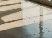 Жирные пятна с пола достаточно легко очистить (изображение создано с помощью ИИ)