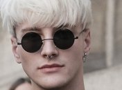 Не мужественно: россиянин избил двух парней из-за прически и серьги в носу (видео)