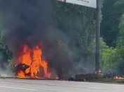 У водителя не было шансов: в Харькове машина на скорости влетела в билборд и загорелась (видео)