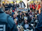 "Пингвины" заблокировали терминал в аэропорту Берлина (Видео)