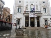 Венеция продолжает страдать от рекордного наводнения (Фото, Видео)