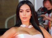 Невеста Роналду засветила пышный бюст (фото)