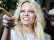 48-летняя Памела Андерсон позирует в мини-платье