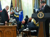 Людина втратила свідомість в Овальному кабінеті