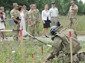 Франция передала украинским саперам защитное снаряжение