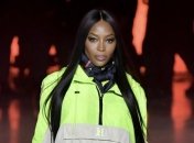 "Черная пантера" Наоми Кэмпбелл предстала в ярком стритстайл-образе 