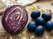 Яйца можно красить с помощью капусты