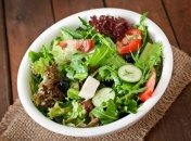 Салат из соленых огурцов и пекинки