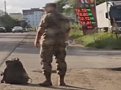 "Нарахування ще не було, добирайся сам": після госпіталю військового змусили автостопом їхати через всю Україну