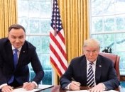 В Польше дискуссию и критику вызвал снимок Дуды с Трампом