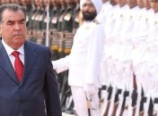 Путин подарил Рахмону снайперскую винтовку