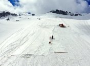 В Италии ледник накрывают брезентом, защищая его от глобального потепления