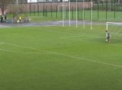 Украинский вратарь поплатился голом за свое пижонство (видео)