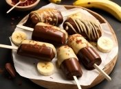 Незвичайний десерт — банан у шоколаді та горіхах