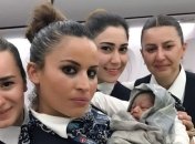 Стюардессы из Турции приняли роды у пассажирки во время полета