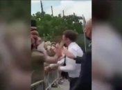 Макрон получил пощечину от неизвестного мужчины: момент попал на видео