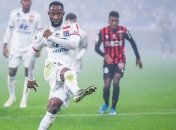 Лион одолел Ниццу с двумя удалениями