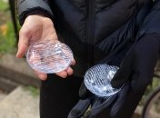 Химические грелки могут быть небольшого размера для комфортного использования – их можно положить в карман.