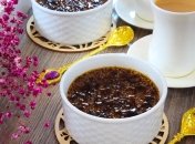 Десерт з яскраво вираженим смаком шоколаду, під апетитною цукровою скоринкою