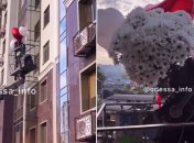 Парень подарил любимой огромный букет ромашек