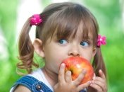 Девочка с яблоком (тематическое фото)