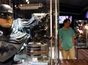 Американец в костюме Бэтмена застрелился в коридоре школы