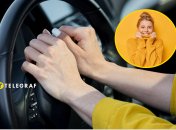 Дівчина посміхається